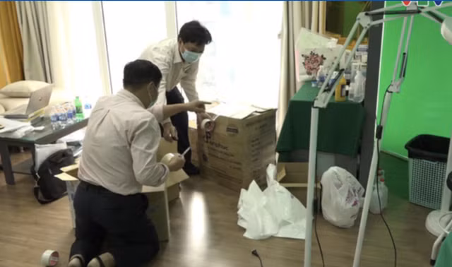 Thanh tra Sở Y tế TP.HCM thu giữ nhiều dụng cụ, hóa đơn tại cơ sở thẩm mỹ "chui". Ảnh: Sở Y tế TP.HCM Thanh tra Sở Y tế TP.HCM thu giữ nhiều dụng cụ, hóa đơn tại cơ sở thẩm mỹ "chui". Ảnh: Sở Y tế TP.HCM