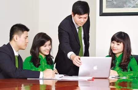 Nhân viên Vietcombank nhận thu nhập bình quân 34,44 triệu đồng/tháng nhưng làm lợi cho NH gấp nhiều lần. (Ảnh: Internet)