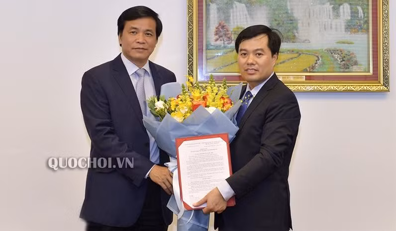 Tổng Thư ký, Chủ nhiệm Văn phòng Quốc hội Nguyễn Hạnh Phúc trao Quyết định bổ nhiệm chức Phó Chủ nhiệm Văn phòng Quốc hội cho ông Nguyễn Mạnh Hùng. (Ảnh: Quochoi.vn)