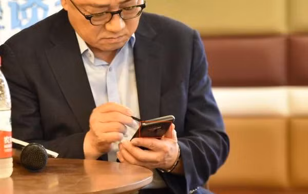 Chúng ta có thể thấy rõ rằng Koh đang sử dụng Galaxy Note 9 trong khi xuất hiện trước các phương tiện truyền thông bằng cách phóng to bức ảnh Chúng ta có thể thấy rõ rằng Koh đang sử dụng Galaxy Note 9 trong khi xuất hiện trước các phương tiện truyền thông bằng cách phóng to bức ảnh