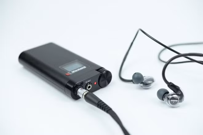 Amp đi kèm với tai nghe có màn hình LED nhỏ để hiển thị thông tin. Amp này cho thời gian sử dụng liên tục 10h (với cổng Line-in) và 7h (sử dụng cả DAC). Amp đi kèm với tai nghe có màn hình LED nhỏ để hiển thị thông tin. Amp này cho thời gian sử dụng liên tục 10h (với cổng Line-in) và 7h (sử dụng cả DAC).