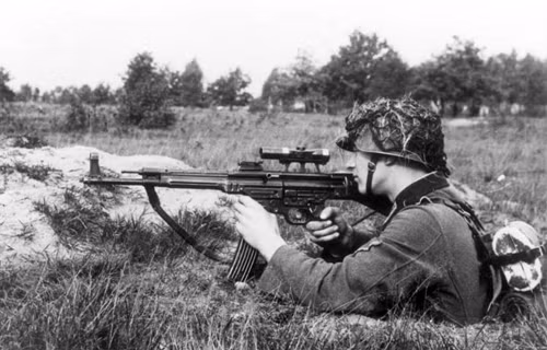 Một lính bắn tỉa Đức sử dụng khẩu Stg-44 gắn kính ngắm trên chiến trường. Ảnh:Wikimedia Một lính bắn tỉa Đức sử dụng khẩu Stg-44 gắn kính ngắm trên chiến trường. Ảnh:Wikimedia