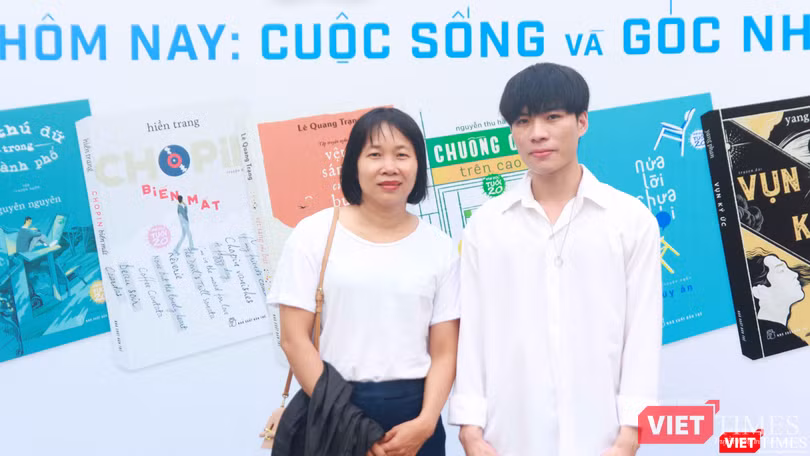 Nhà văn Nguyễn Ngọc Tư và tác giả đoạt giải Văn học tuổi 20 lần 7 Nhà văn Nguyễn Ngọc Tư và tác giả đoạt giải Văn học tuổi 20 lần 7