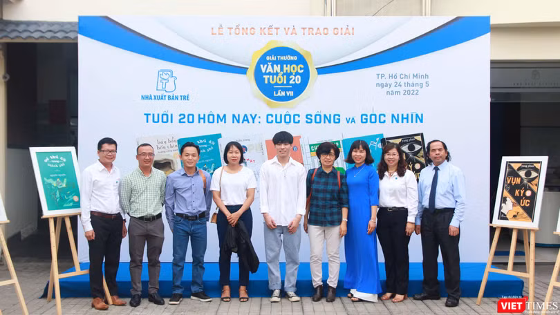 Ban tổ chức và Ban giám khảo chụp ảnh với các tác giả đoạt giải