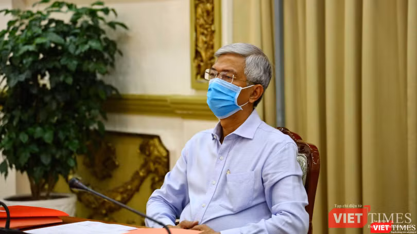 Ông Võ Văn Hoan – Phó Chủ tịch UBND TP.HCM báo cáo tại phiên họp
