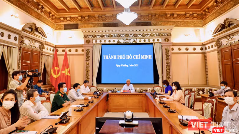 Ông Võ Văn Hoan - Phó Chủ tịch UBND TP.HCM điều hành điểm cầu TP.HCM tham gia phiên họp (Ảnh: TTBC)