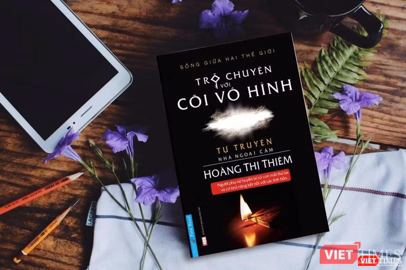 Ấn bản "Trò chuyện với cõi vô hình" do First News ấn hành năm 2017 Ấn bản "Trò chuyện với cõi vô hình" do First News ấn hành năm 2017
