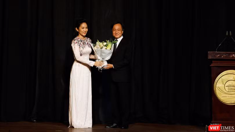NSƯT Nguyễn Thị Thanh Thúy, PGĐ Sở Văn hóa và Thể thao TP.HCM phát biểu khai mạc và tặng hoa NSƯT Trần Vương Thạch - Giám đốc Nhà hát Giao hưởng Nhạc Vũ Kịch TP.HCM (HBSO) 