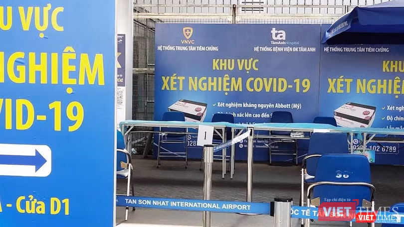 Khu vực xét nghiệm COVID-19 tại Cảng hàng không quốc tế Tân Sơn Nhất. Ảnh: Hoà Bình Khu vực xét nghiệm COVID-19 tại Cảng hàng không quốc tế Tân Sơn Nhất. Ảnh: Hoà Bình