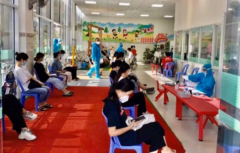 Sinh viên KTX Trường ĐH Bách khoa chờ tiêm vaccine phòng Covid-19. Ảnh: KTX ĐHBK