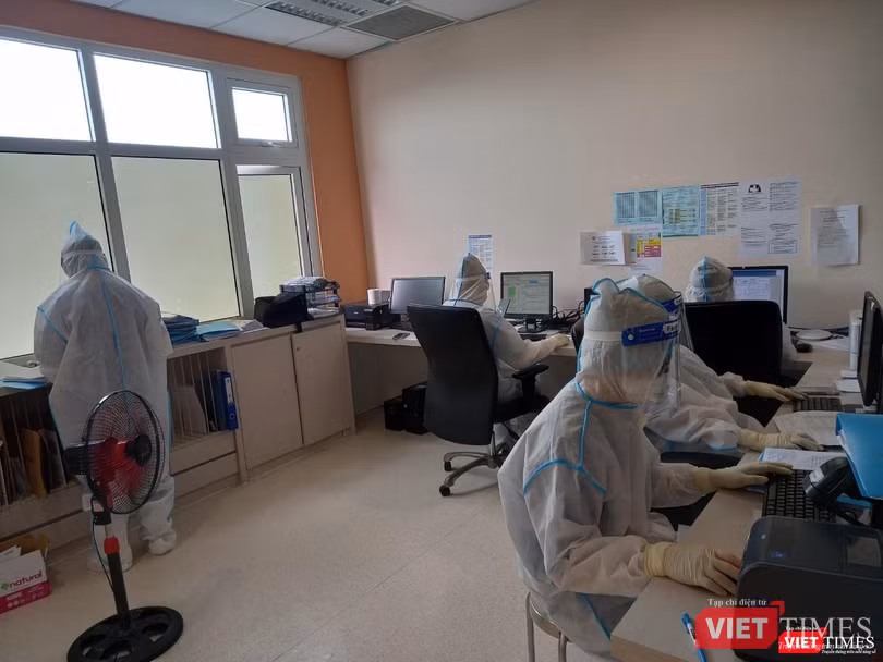 Phòng CNTT hỗ trợ kết nối giữa người nhà và bệnh nhân đang điều trị COVID-19 trong phòng cách ly