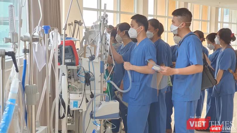 Hỗ trợ kết nối giữa bệnh nhân và người nhà tại Khu Điều trị COVID-19 ở Bệnh viện Đại học Y Dược TP.HCM
