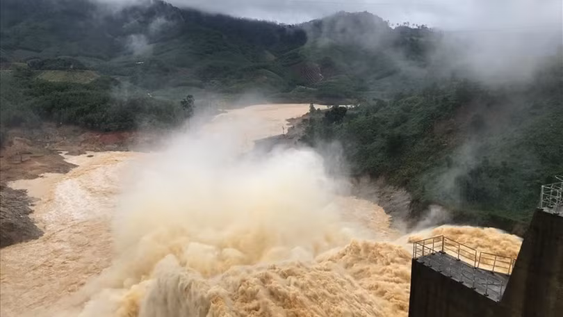 Thủy điện Đắk Mi 4 tiếp tục xả lũ - Ảnh: Trường Minh