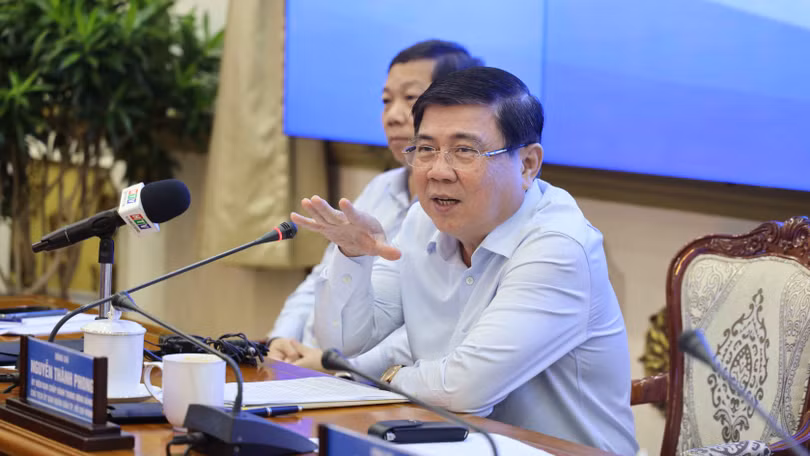 Chủ tịch UBND Nguyễn Thành Phong chỉ đạo cuộc họp báo chiều 3/11 (Ảnh: TTBC) 