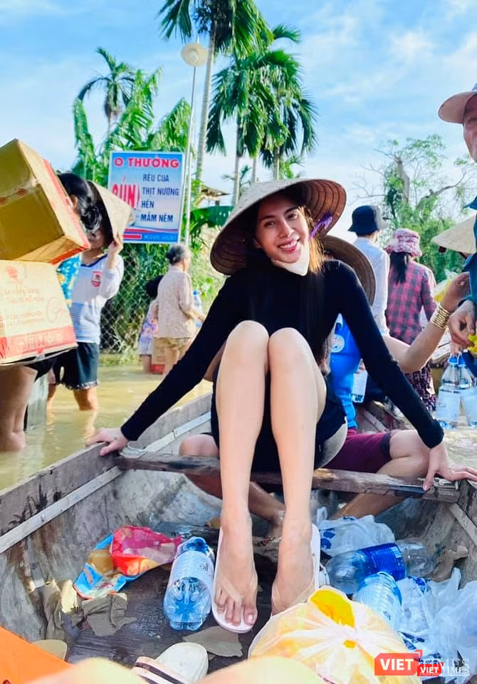 Thuỷ Tiên lặn lội mang tiền đi cứu trợ bà con vùng lũ (Ảnh: FBNV)