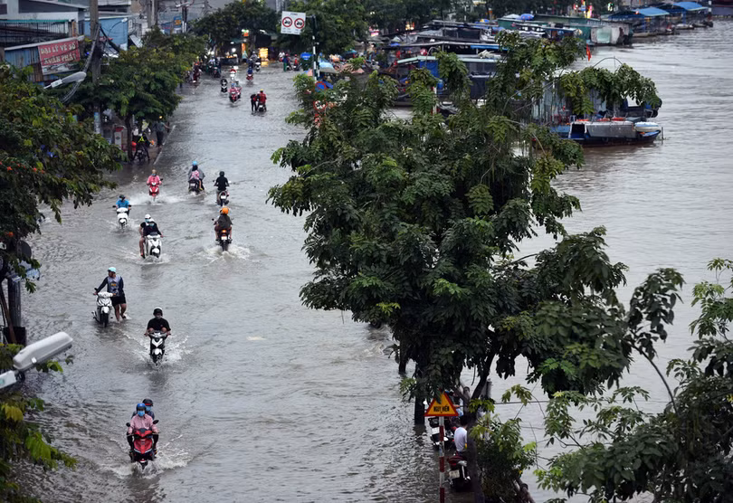 Triều cường mênh mông không thể biết đâu là đường, đâu là kênh (Ảnh: Duyên Phan)