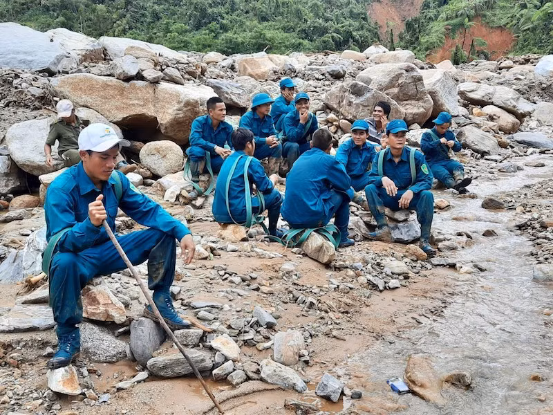 Những ngày qua, lực lượng tại chỗ vẫn tích cực tìm kiếm tám nạn nhân còn mất tích trong hai vụ sạt lở ở xã Phước Lộc. Ảnh- AK