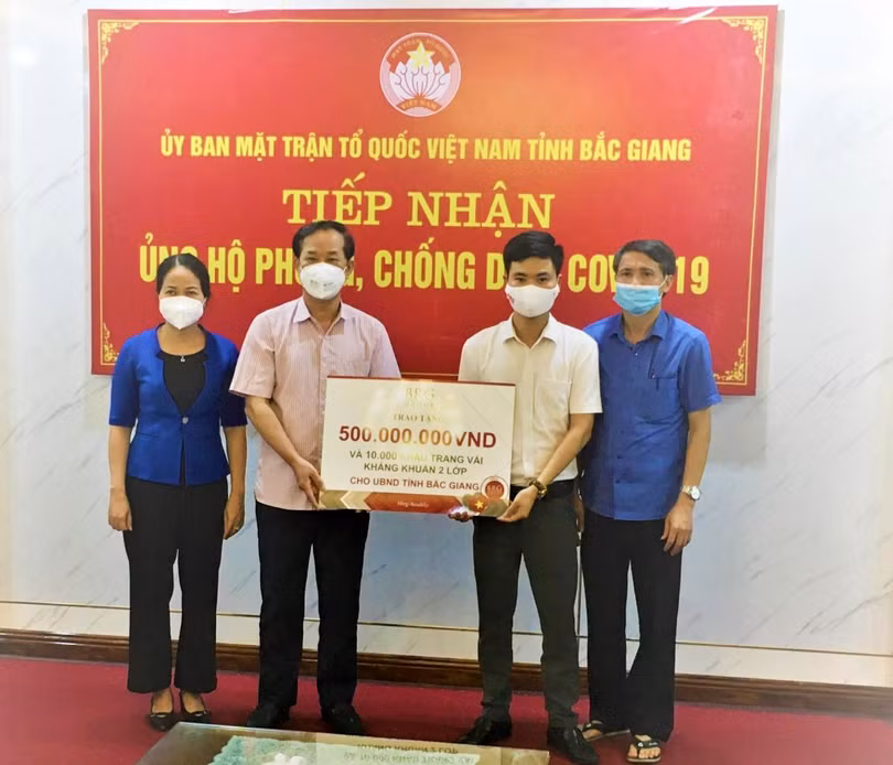 Tập đoàn BRG trao ủng hộ 500 triệu đồng và 10.000 khẩu trang vải kháng khuẩn cho UBND tỉnh Bắc Giang Tập đoàn BRG trao ủng hộ 500 triệu đồng và 10.000 khẩu trang vải kháng khuẩn cho UBND tỉnh Bắc Giang