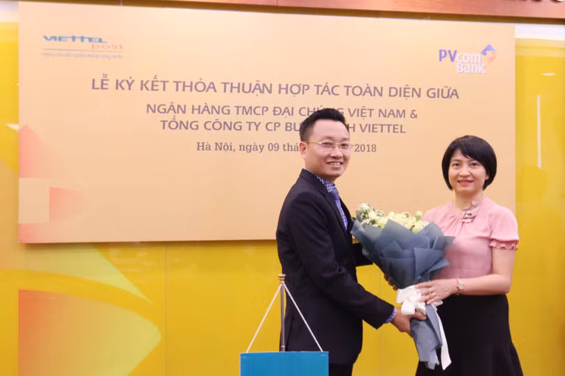 Ảnh 1. Lễ ký kết thỏa thuận hợp tác toàn diện giữa PVcomBank và Viettel Post