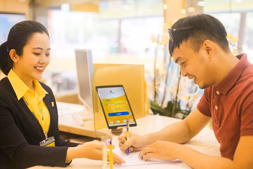 Khách hàng lựa chọn mua bảo hiểm qua ngân hàng để giảm bớt rủi ro tài chính và hưởng nhiều quyền lợi đặc biệt.