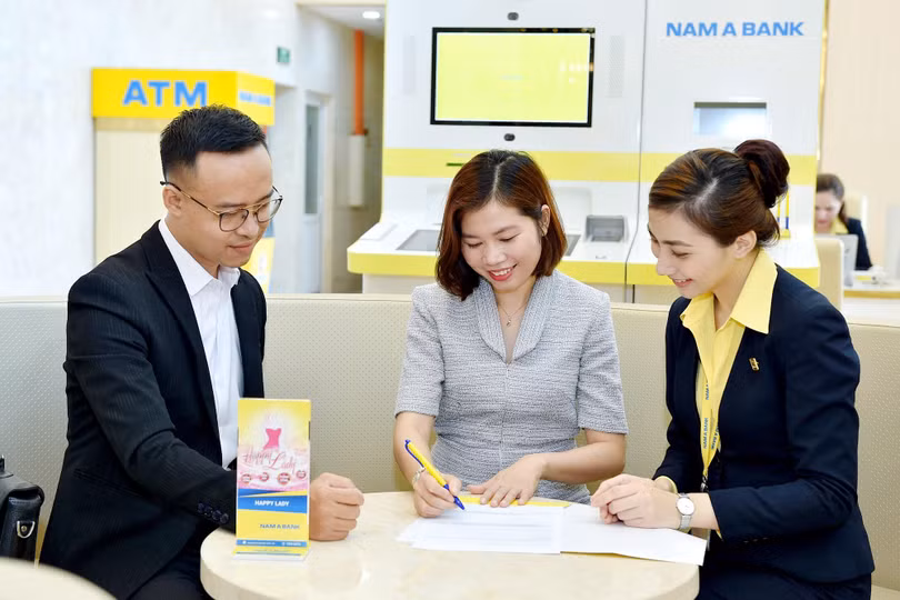 Khách hàng giao dịch tại Nam A Bank. Khách hàng giao dịch tại Nam A Bank.