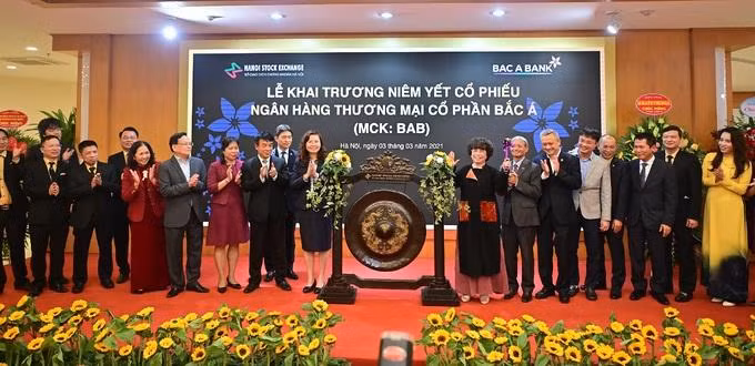 Nghi thức đánh cồng khai trương phiên giao dịch đầu tiên của Ngân hàng Bắc Á trên sàn HNX. Ảnh: Ngân hàng Bắc Á. Nghi thức đánh cồng khai trương phiên giao dịch đầu tiên của Ngân hàng Bắc Á trên sàn HNX. Ảnh: Ngân hàng Bắc Á.