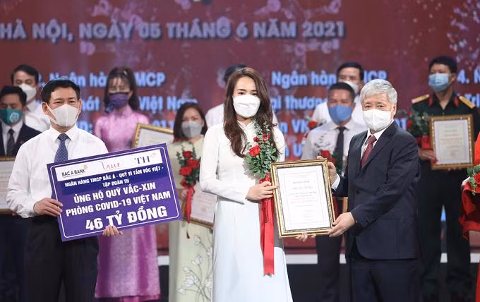 Đại diện Ngân hàng Bắc Á trao 46 tỷ đồng cho Quỹ vaccine Covid-19. Ảnh: Ngân hàng Bắc Á.