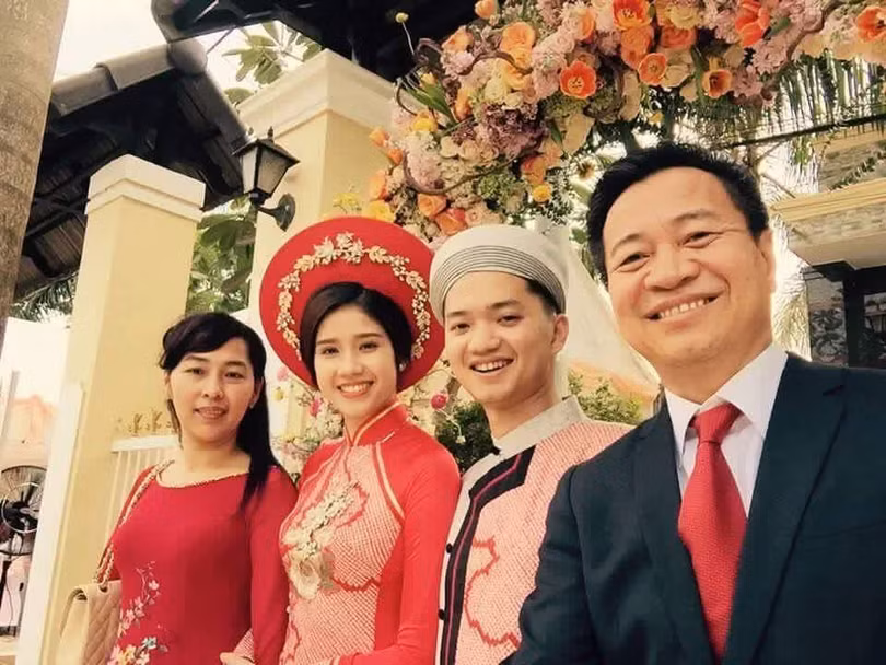 Bí thư Tỉnh đoàn Bình Định Nguyễn Minh Triết và Á hậu Đồng Thanh Vy (giữa) rạng rỡ trong đám hỏi. Nguồn: Internet 