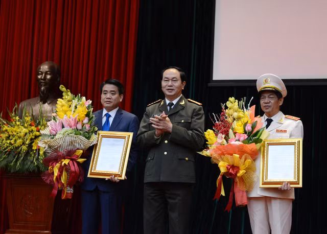 Đại tướng Trần Đại Quang - Ủy viên Bộ Chính trị, Bí thư Đảng ủy Công an Trung ương, Bộ trưởng Bộ Công an - trao quyết định bổ nhiệm chức vụ Giám đốc Công an Hà Nội cho Thiếu tướng Đoàn Duy Khương. (Ảnh: Mạnh Thắng)