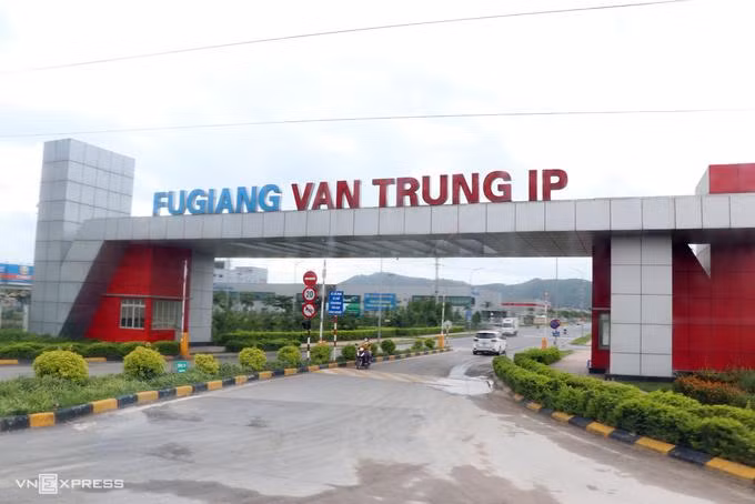 Khu công nghiệp Vân Trung với 90.000 công nhân đã tạm ngừng hoạt động từ sáng 18/5. Ảnh:Võ Hải Khu công nghiệp Vân Trung với 90.000 công nhân đã tạm ngừng hoạt động từ sáng 18/5. Ảnh:Võ Hải