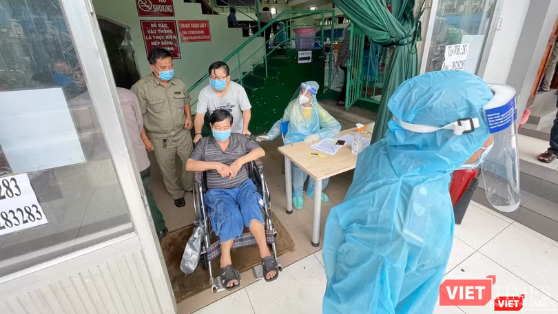 Toàn bộ các đối tượng người già yếu, có bệnh nền, và người đủ 12 tuổi trở lên ở TP.HCM đều được tiêm vaccine COVID-19. Ảnh: Phạm Nguyễn Toàn bộ các đối tượng người già yếu, có bệnh nền, và người đủ 12 tuổi trở lên ở TP.HCM đều được tiêm vaccine COVID-19. Ảnh: Phạm Nguyễn