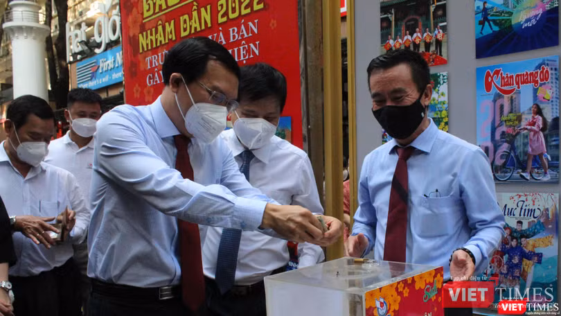 Mua báo xuân gây quỹ từ thiện ở Hội báo xuân Tết Nhâm Dần - TP.HCM Mua báo xuân gây quỹ từ thiện ở Hội báo xuân Tết Nhâm Dần - TP.HCM