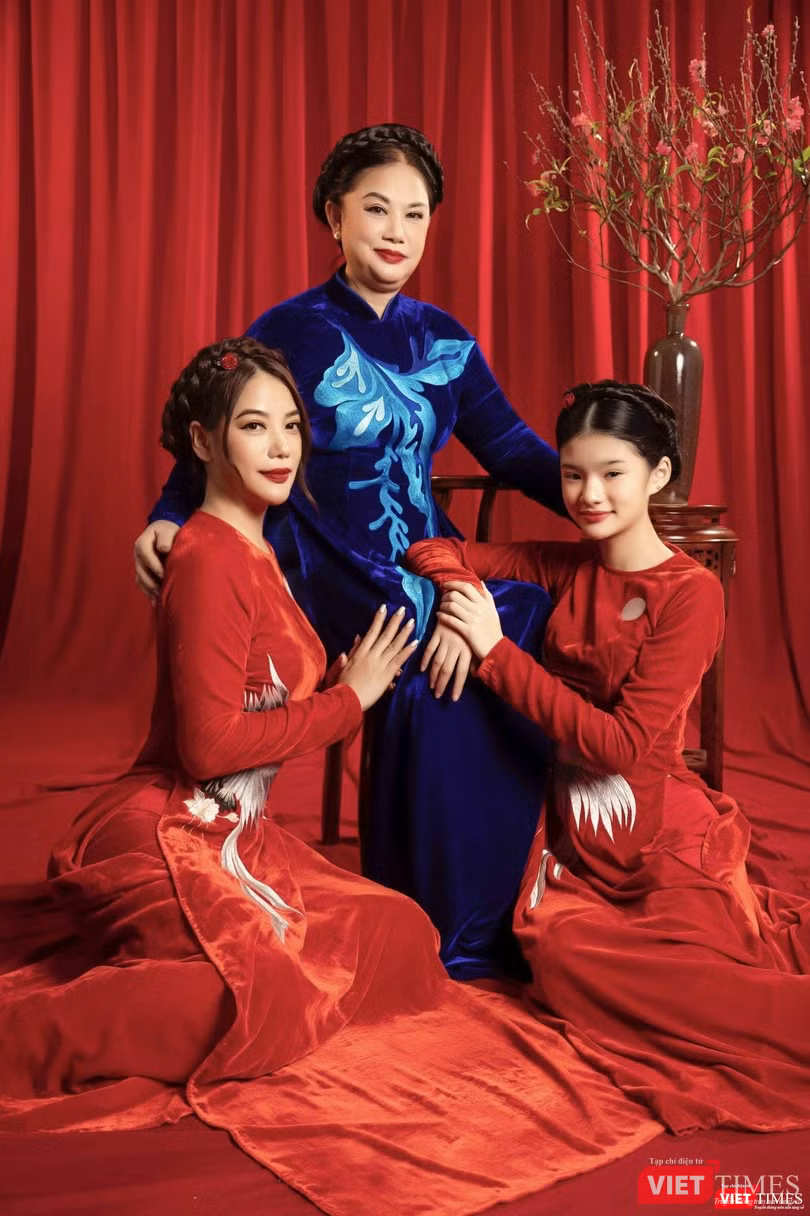 Trương Ngọc Ánh khoe dáng xuân bên mẹ ruột cùng ái nữ 14 tuổi