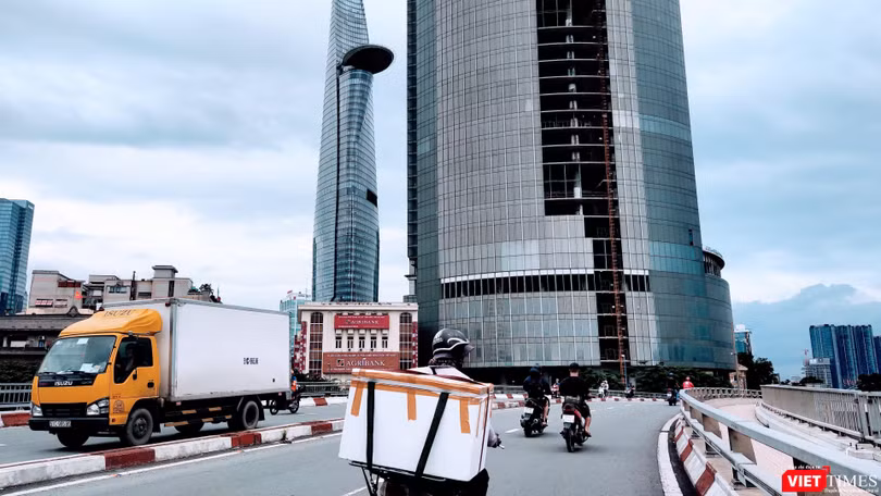 Cuộc sống dần trở lại nhịp độ bình thường mới tại vùng dịch TP.HCM - Ảnh: Hoà Bình