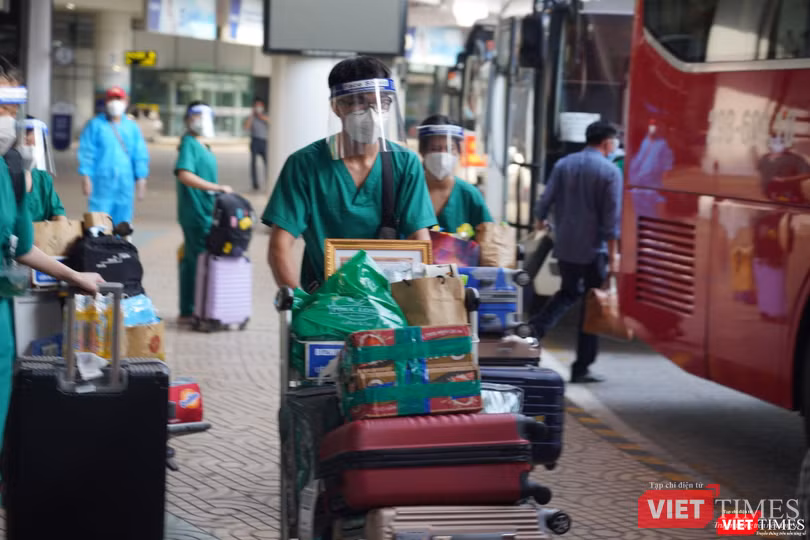 Đoàn công tác số 1 BV Bạch Mai (gần 200 y bác sĩ, điều dưỡng và 200 các em sinh viên, thầy cô trường Cao đẳng y tế Bạch Mai) tham gia chống dịch COVID-19 tại TP.HCM đã an toàn trở về Hà Nội Đoàn công tác số 1 BV Bạch Mai (gần 200 y bác sĩ, điều dưỡng và 200 các em sinh viên, thầy cô trường Cao đẳng y tế Bạch Mai) tham gia chống dịch COVID-19 tại TP.HCM đã an toàn trở về Hà Nội