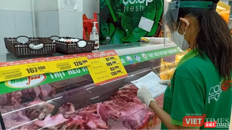Nhân viên bán hàng tại một siêu thị Co.opmart - Ảnh: Hoà Bình