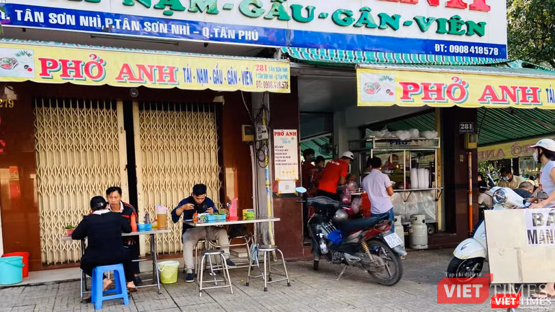 Một quán bún phở ngoài trời ở quận Tân Phú