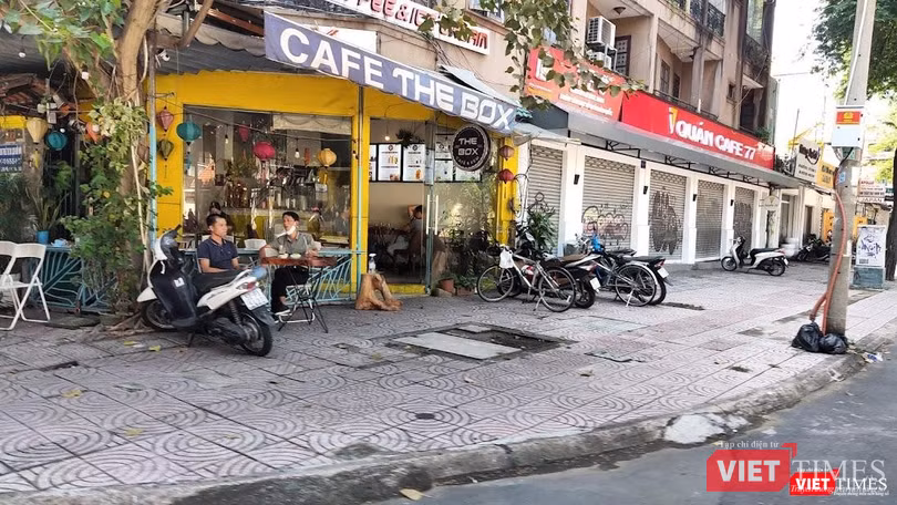 Cà phê vỉa hè, ngoài trời được lựa chọn là điểm đến khi mở cửa trở lại. Ảnh: Hoà Bình