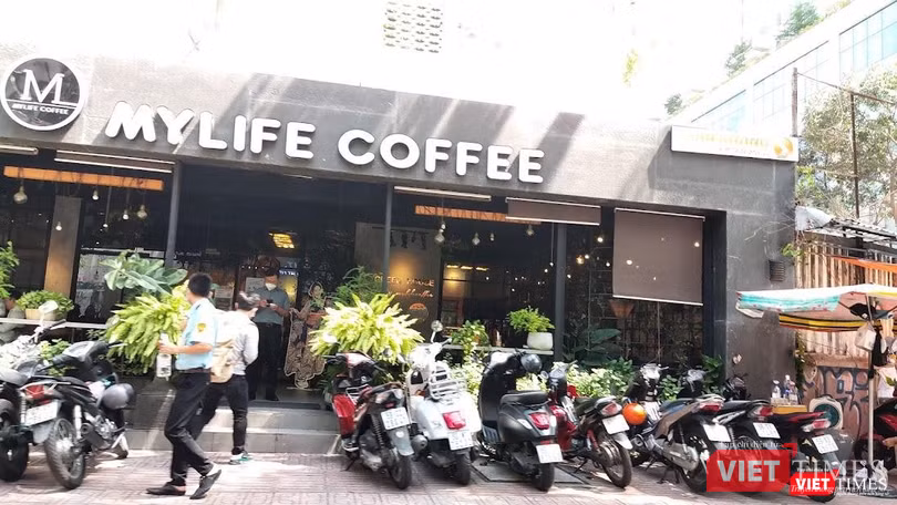 Một quán cà phê ở quận 3 đã mở cửa trở lại. Ảnh: Hoà Bình