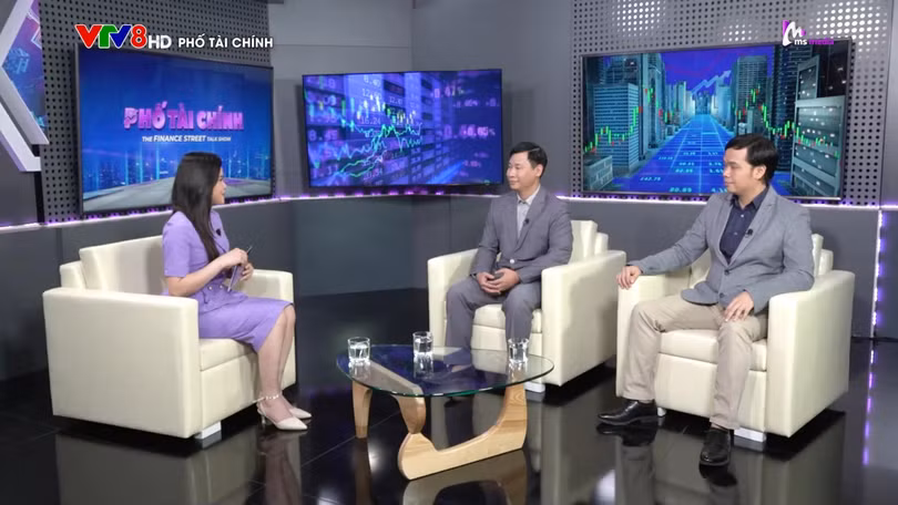 Ông Hoàng Công Tuấn (trái), Kinh tế trưởng CTCK MB (MBS) và ông Trần Thăng Long, Giám đốc Phân tích CTCK BIDV (BSC) tại Talkshow Phố Tài chính (Ảnh chụp màn hình)