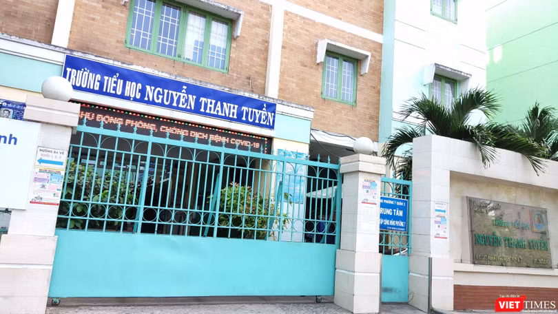 Trường tiểu học Nguyễn Thanh Tuyền đang đóng cửa, cho học sinh nghỉ học (Ảnh: Hòa Bình) 