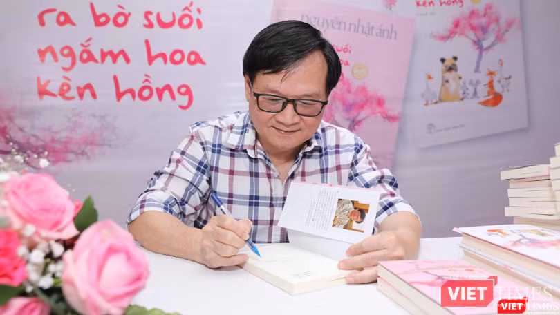 Trong ngày phát hành 16-11, có 15 điểm bán sách chính trên toàn quốc có chữ ký của nhà văn Nguyễn Nhật Ánh Trong ngày phát hành 16-11, có 15 điểm bán sách chính trên toàn quốc có chữ ký của nhà văn Nguyễn Nhật Ánh