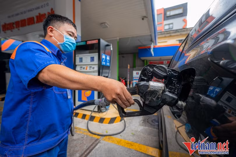 Giá xăng dầu diễn biến khó lường do nguồn cung bất ổn. Ảnh: Chí Hùng Giá xăng dầu diễn biến khó lường do nguồn cung bất ổn. Ảnh: Chí Hùng