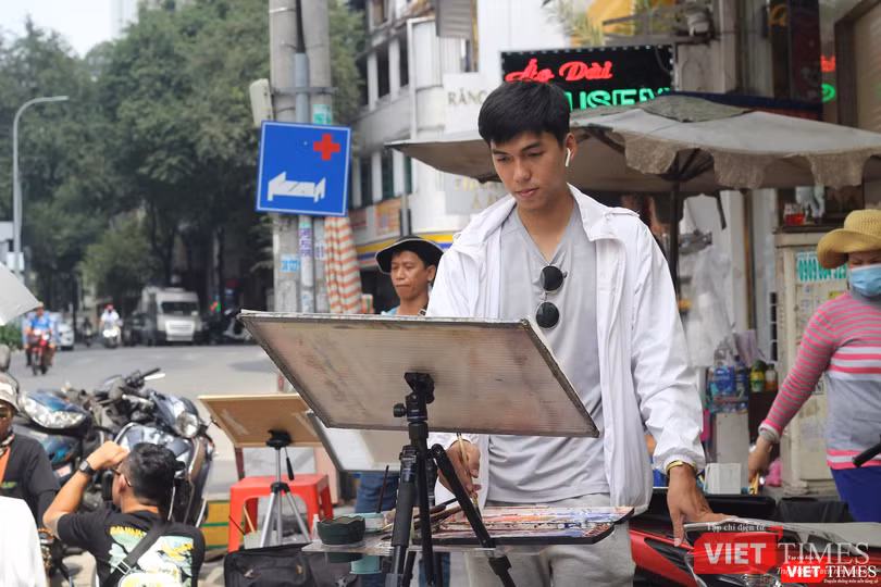 Họa sĩ Đoàn Quốc vẽ trực họa trên phố Họa sĩ Đoàn Quốc vẽ trực họa trên phố