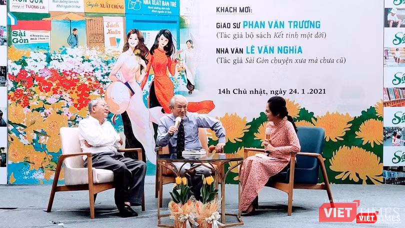 GS Phan Văn Trường (ngồi giữa), nhà văn Lê Văn Nghĩa (bên trái) bày tỏ tâm tình Tết xưa Tết nay và những trăn trở về giá trị trong xã hội hiện đại (Ảnh: Hoà Bình) GS Phan Văn Trường (ngồi giữa), nhà văn Lê Văn Nghĩa (bên trái) bày tỏ tâm tình Tết xưa Tết nay và những trăn trở về giá trị trong xã hội hiện đại (Ảnh: Hoà Bình)