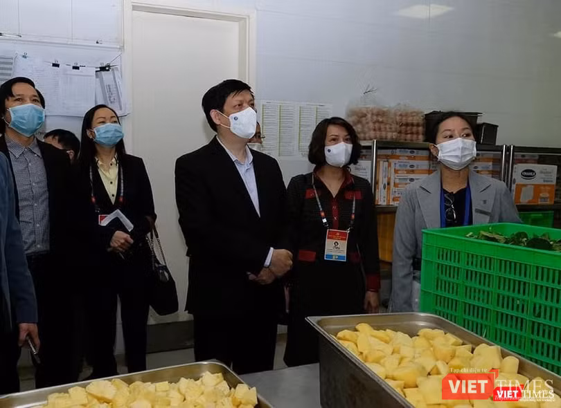 Bộ trưởng Nguyễn Thanh Long kiểm tra công tác phục vụ y tế và đảm bảo an toàn thực phẩm tại một địa điểm lưu trú của đại biểu. Ảnh: Trần Minh.