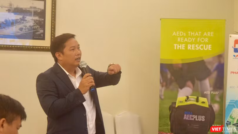 Đại diện một đơn vị nói về các thiết bị y tế thế hệ mới sẽ được trưng bày tại triển lãm