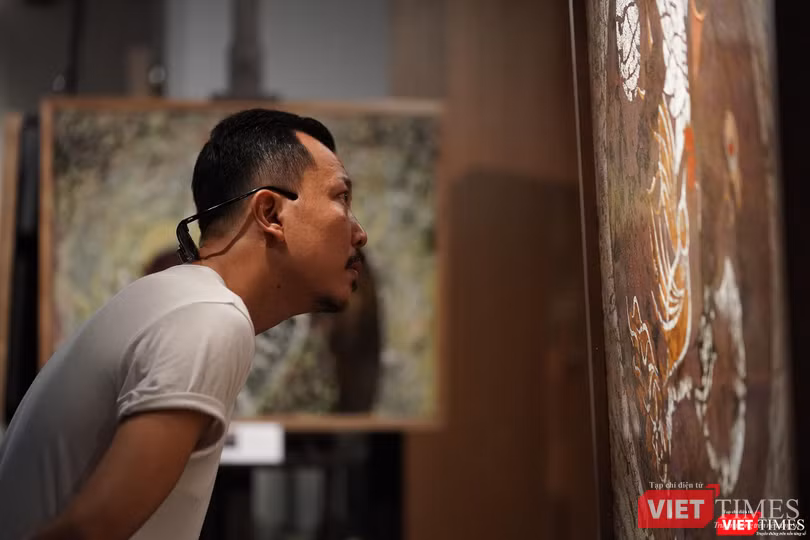 Trước tranh sơn mài của họa sĩ Trần Ngọc Hưng Trước tranh sơn mài của họa sĩ Trần Ngọc Hưng