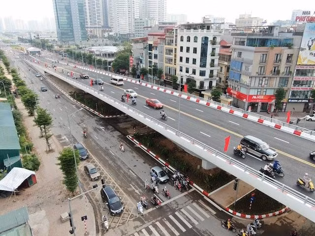 Cầu vượt nút giao Nguyễn Văn Huyên - Hoàng Quốc Việt đã được đưa vào sử dụng. (Nguồn: Internet)