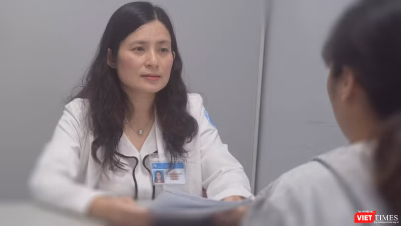 Bác sĩ Lê Thị Minh Châu - Trưởng Khoa Vô sinh hiếm muộn (BV Từ Dũ) tư vấn cho bệnh nhân hiếm muộn đã thành công ở lần sinh con thứ nhất 